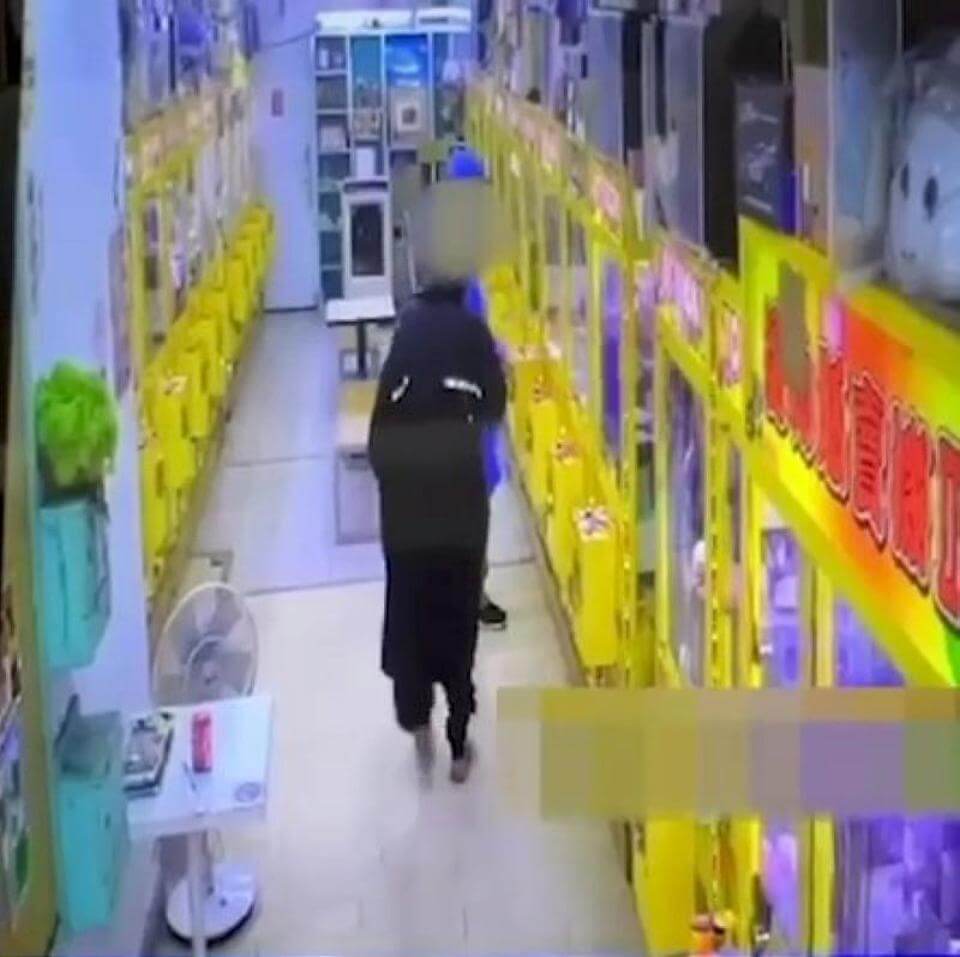 偷娃娃機店兌幣機零錢 笨賊誤觸警鈴落荒逃