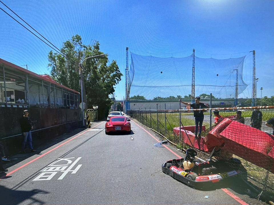 卡丁車衝破場地護欄 撞擊路過保時捷跑車