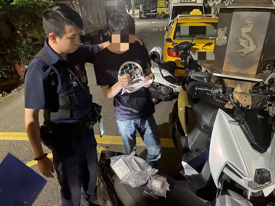 機車男路旁神色不安 酒盒藏毒品遭起獲