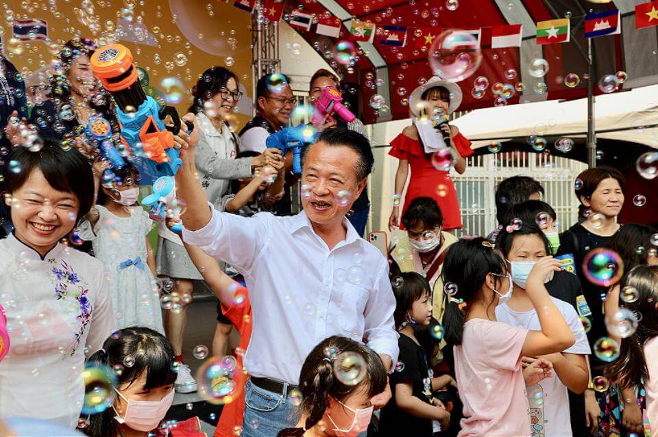 水情吃緊嘉義創意「潑水節」 辦泡泡趴為新住民過新年