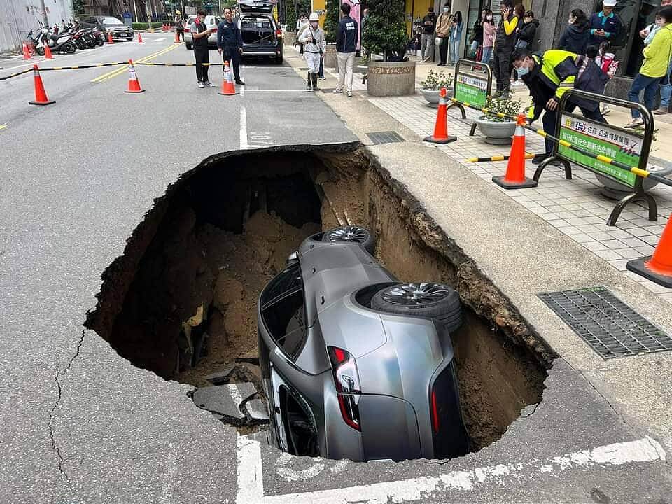 竹北道路突現天坑 特斯拉車慘遭吞噬