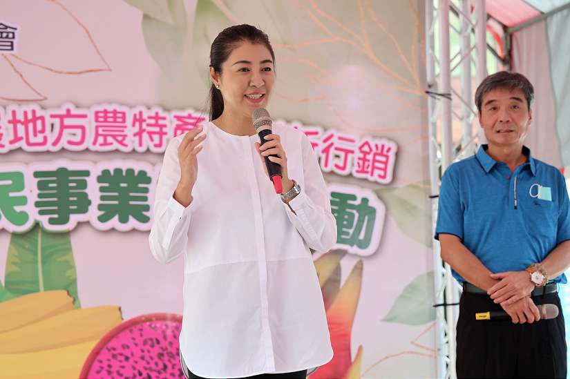 集集農會於集集驛站前行銷農特產品 許縣長到場支持