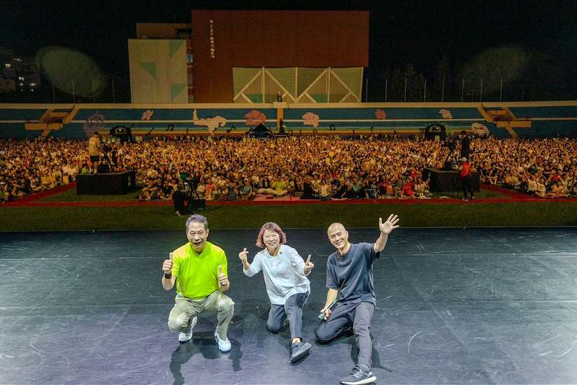門戶外公演 睽違十三年回嘉 吸引超過萬名觀眾齊聚體育場 結合科技的舞作《波》震撼登場 帶來全新的藝術體驗