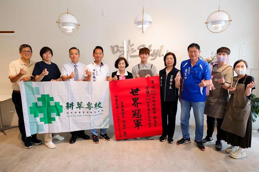 賀！宜蘭之光！咖啡職人謝溢宸榮獲2024世界盃拉花大賽冠軍 林姿妙縣長道恭喜