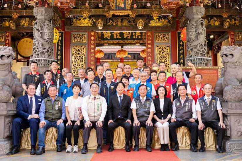 黃偉哲陪同總統賴清德前往首廟天壇及下大道良皇宮贈匾祈福 祈求臺灣風調雨順